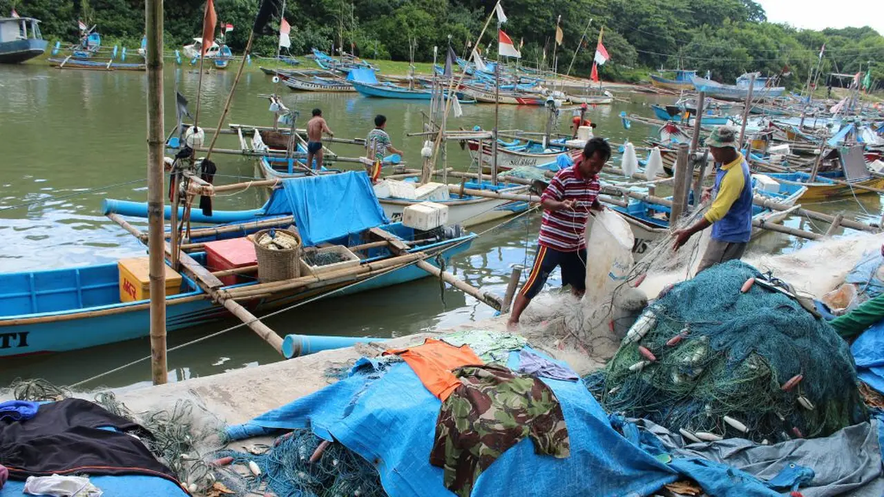 Nelayan garut menepi akibat gelombang tinggi