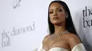 Penyanyi Rihanna berpose pada acara penggalangan dana bernama The Diamond Ball di Santa Monica, California, (10/12). Penyanyi 27 tahun ini menjadi tamu dalam penggalangan dana milik  Clara Lionel Foundation. (REUTERS/Mario Anzuoni)