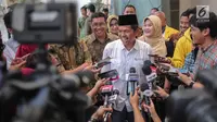 Ketua DPD Partai Golkar Jawa Barat Dedi Mulyadi usai menemui Aburizal Bakrie di Bakrie Tower Kuningan, Jakarta, Jumat (29/9). Pertemuan juga membahas tentang Dedi yang dimintai mahar Rp 10 miliar untuk maju Pilkada Jawa Barat. (Liputan6.com/Faizal Fanani)