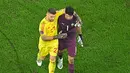 Kiper Spanyol, Unai Simon sempat saling berbincang dengan kiper Maroko, Yassine Bounou, sebelum babak adu penalti pada laga 16 besar Piala Dunia 2022 di Stadion Education City, Selasa (6/12/2022). (AFP/Manan Vatsyayana)