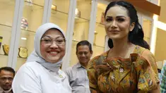 Krisdayanti bercerita jika siang itu ia berada di ruang rapat dan mendengarkan penjelasan dari Menteri Ketenagakerjaan, Ida Fauziyah tentang pelaksanaan THR Idul Fitri  1445 Hijriah bagi para pekerja. Di akhir pertemuan, KD juga berjabat tangan dan mendapat ucapan selamat ultah dari Ibu Menteri. (Liputan6.com/IG/@krisdayantilemos)