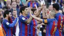 Para pemain FC Barcelona saat merayakan gol Luis Suarez ke gawang Villarreal pada lanjutan La Liga pekan ke-36 di Camp Nou stadium, Barcelona (6/5/2017). Barcelona menang 4-1. (AP/Manu Fernandez)