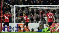 Pemain Southampton, Virgil Van Dijk, mencetak gol ke gawang Inter Milan pada laga Grup K Liga Europa di Stadion St Mary's, Jumat (4/11/2016) dini hari WIB. (AFP/Glyn Kirk)