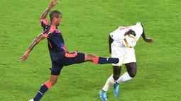 Pemain Bordeaux, Diego Rolan (kiri), berebut bola dengan pemain Liverpool, Mamadou Sakho, dalam laga Grup B Liga Europa di Bordeaux, Jumat (18/9/2015) dini hari WIB. (AFP Photo/Mehdi Fedouach)