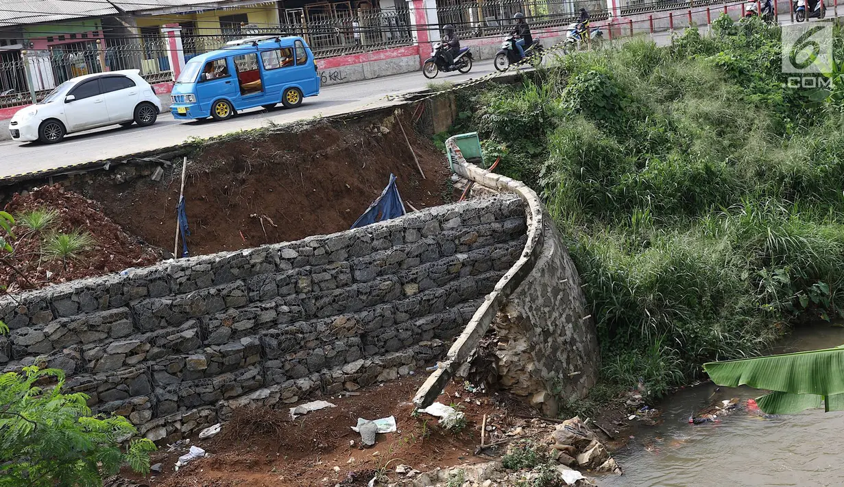 Kondisi Jalan Raya Citayam yang amblas di kawasan Cipayung, Depok, Jawa Barat, Rabu (27/2). Kondisi tepi jalan yang tidak kunjung diperbaiki membahayakan pengguna jalan terutama saat malam hari. (Liputan6.com/Immanuel Antonius)