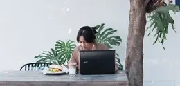 Kehadiran fasilitas seperti Wi-Fi, colokan listrik, dan suasana yang mendukung membuat kafe semakin sering dimanfaatkan sebagai ruang kerja informal. (Foto/Dok: Pexels)