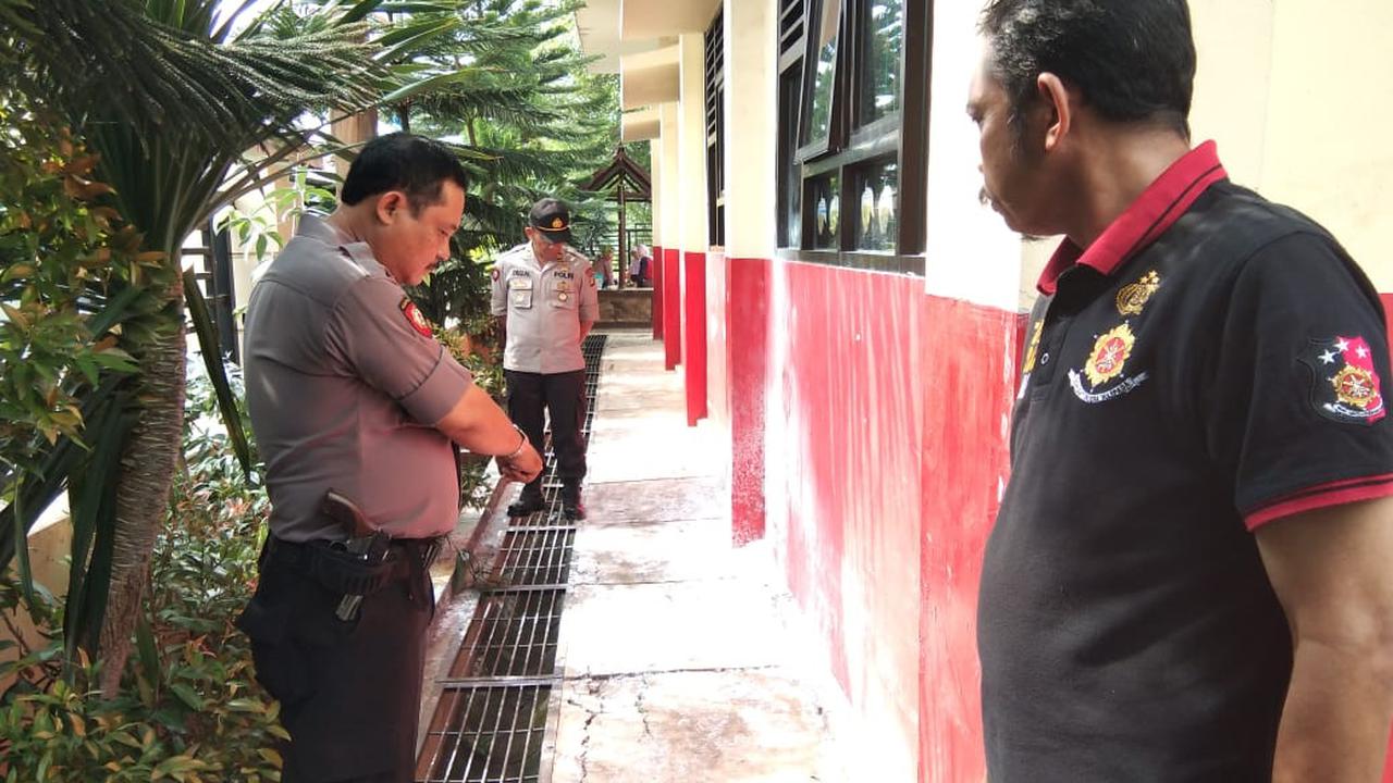 Polisi menunjukan lokasi bakar diri yang dilakukan Rizal, anak tukang pecel lele di Karawaci, Kota Tangerang.