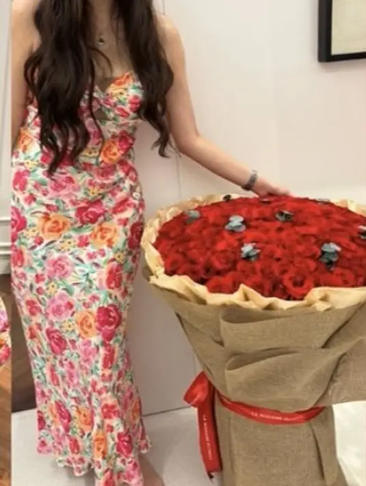 Aura Kasih juga tampil dengan kalung berliontin minimalis. Dan mengenakan jam tangannya. [@aurakasih]