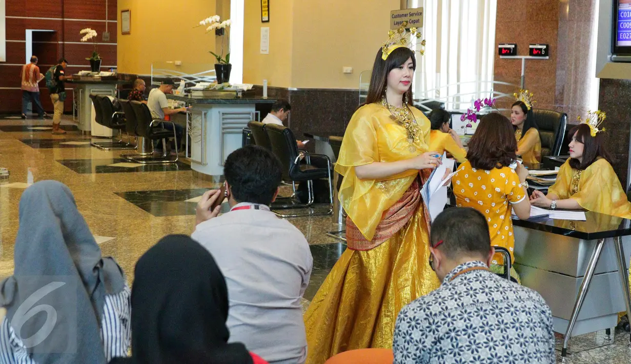 Seluruh pegawai melayani nasabah dengan mengenakan pakaian daerah di Kantor Cabang Khusus (KCK) BRI, Jakarta, Jumat (21/4). Memperingati Hari Kartini, seluruh pegawai BRI mengenakan pakaian daerah dalam melayani nasabahnya. (Liputan6.com/Faizal Fanani)