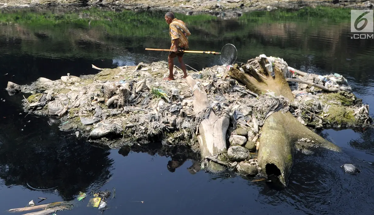 Warga mencari ikan di aliran Sungai Cileungsi yang berwarna hitam pekat di kawasan Bojong Kulur, Gunung Putri, Kabupaten Bogor, Jawa Barat, Selasa (23/7/2019). Air Sungai Cileungsi diduga  tercemar limbah pabrik sehingga menyebabkan ikan mati dan menimbulkan bau tak sedap. (merdeka.com/Arie Basuki)