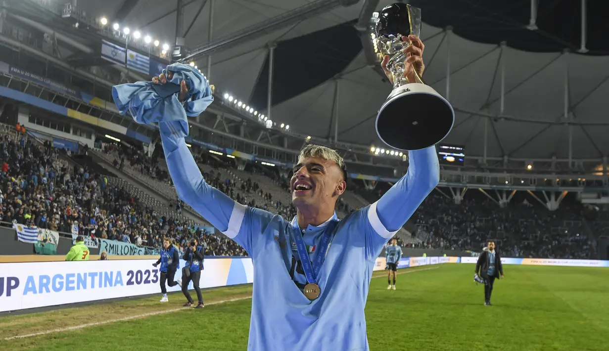 Selebrasi striker Timnas Uruguay U-20, Luciano Rodriguez dengan trofi juara Piala Dunia U-20 2023 setelah mengalahkan Italia 1-0 pada laga final di Unico Diego Armando Maradona Stadium, La Plata, Argentina, Senin (12/6/2023) dini hari WIB. (AP Photo/Gustavo Garello)