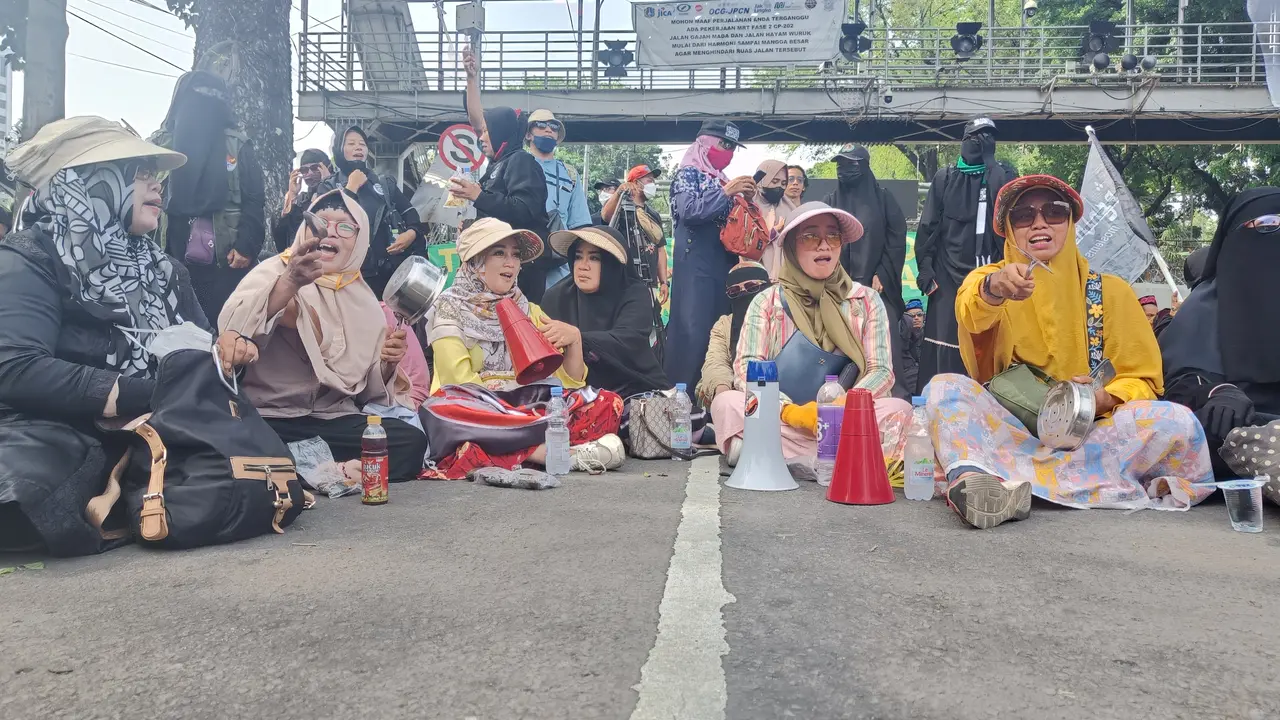 Sejumlah emak-emak ikut bergabung dengan elemen massa Gerakan Nasional Pembela Rakyat (GNPR) menyuarakan penolakan terhadap kenaikan harga Bahan Bakar Minyak (BBM) di Patung Kuda Arjuna Wiwaha Jakarta Pusat