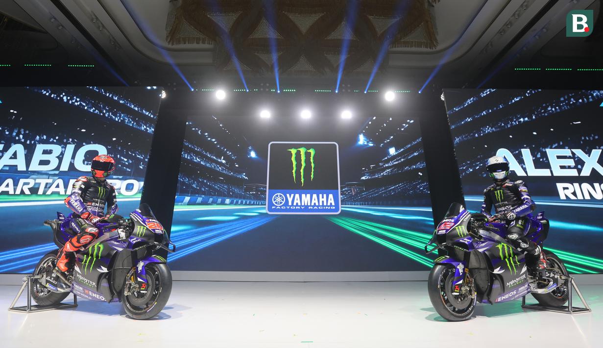 Tim Monster Energy Yamaha resmi memperkenalkan motor baru mereka untuk mengarungi MotoGP 2026. Pabrikan berlogo garpu tala ini sekaligus memulai era baru dengan mesin YZR-M1 berkonfigurasi V4. Acara peluncuran yang digelar pada Rabu (21/1/2026) ini dihadiri langsung oleh duet pembalap andalan mereka, Fabio Quartararo dan Alex Rins. (Bola.com/M Iqbal Ichsan)