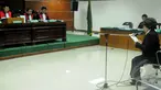Mantan Direktur Bank DKI sekaligus Ketua Komite Olahraga Nasional Indonesia Winny Erwindia saat menjalani sidang di depan Mejelis Hakim Tindak Pidana Korupsi, di Pengadilan Tipikor, Jakarta, Kamis (12/2/2015). (Liputan6.com/Herman Zakharia)