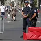 Polisi Prancis berjaga di lokasi teror truk maut. (Reuters)