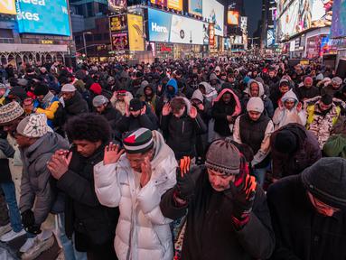 Anggota komunitas Muslim melaksanakan salat Maghrib selama bulan Ramadan di Times Square, New York City, Amerika Serikat, pada 2 Maret 2025. (Adam GRAY/AFP)