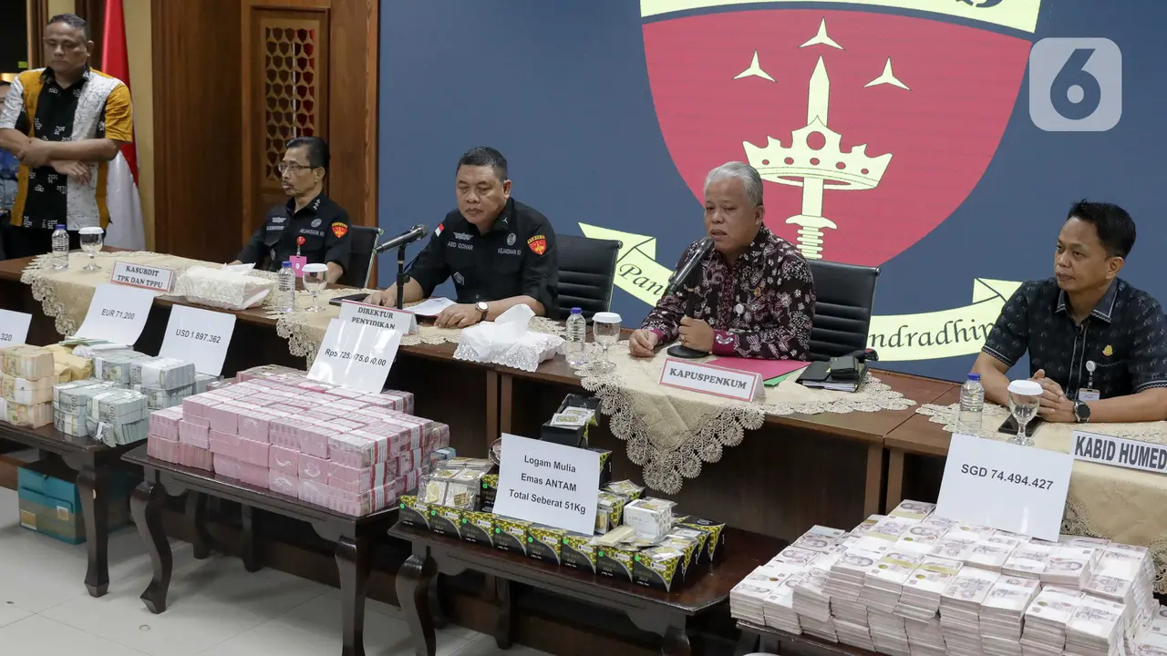 Tumpukan Uang Dolar Barang Bukti Penangkapan Mantan Pejabat Mahkamah Agung