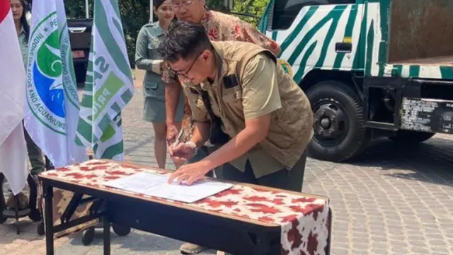 Proses serat terima indukan jantan Banteng dari Taman Safari Indonesia (TSI) II Prigen.  ke Taman Nasional Baluran Situbondo (Istimewa)