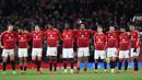 Para pemain Manchester United berjejer selama adu penalti dalam pertandingan putaran kelima atau 16 besar Piala FA 2024-2025 melawan Fulham di stadion Old Trafford, Inggris, pada Minggu (2/3/2025) malam WIB. (Darren Staples/AFP)