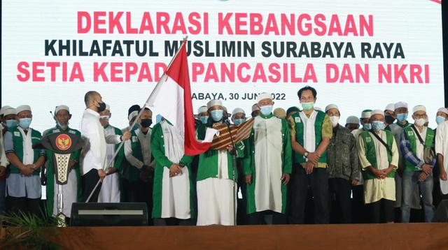 Kapolda Jatim, Irjen Pol Nico Afinta (tengah) bersama seluruh anggota Khilafatul Muslimin foto bersama usai acara deklarasi setia Pancasila dan NKRI. (Dian Kurniawan/Liputan6.com)