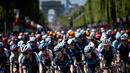 Rombongan pebalap bersaing saat etape pertama Tour de France Wanita 2022 yang menempuh jarak sepanjang 81,6 km dari Tour Eiffel hingga Champs-Elysees, Paris pada 24 Juli 2022. (AFP/Jeff Pachoud)