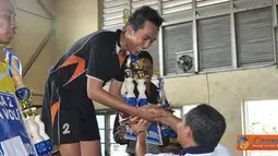 Citizen6, Surabaya: Komandan STTAL Kolonel Laut (E) Siswo Hadi Sumantri menyerahkan secara langung tropi dan uang pembinaan masing masing kepda Juara 1, Unesa, Jura 2 , UPN dan Juara 3, Unair. (Pengirim: Penkobangdikal)