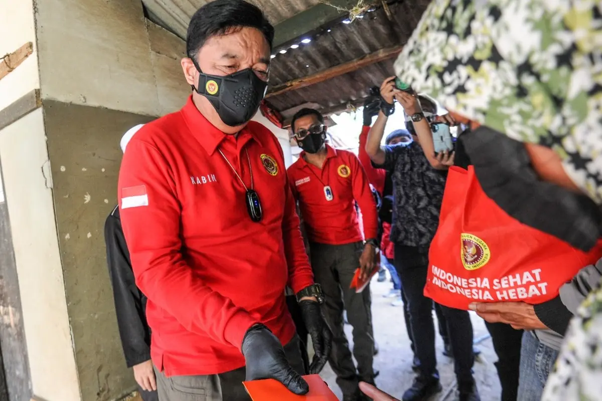 Kepala BIN Budi Gunawan melakukan blusukan di Desa Mekarsari, Kecamatan Ngamprah, Kabupaten Bandung Barat, Jawa Barat.