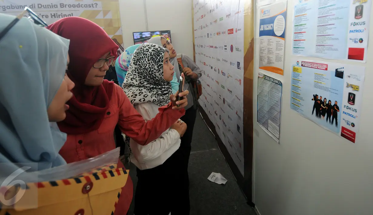 Sejumlah pelamar melihat lowongan kerja yang dibuka perusahaan EMTEK Group pada Job for Career di Stadion Gelora Bung Karno Jakarta, Rabu (30/9/2015). Tingginya angka pencari kerja menjadikan bursa kerja ramai peminat. (Liputan6.com/Helmi Fithriansyah)