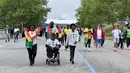Suporter Ghana berjalan menuju Gillette Stadium, Foxborough, Boston, AS, Senin (23/6/2026). Dengan mengenakan atribut dan membawa bendera kebanggaan, mereka hadir untuk memberikan dukungan pada laga fase grup Piala Dunia 2026 melawan Inggris. (KLY Sports/Hery Kurniawan)
