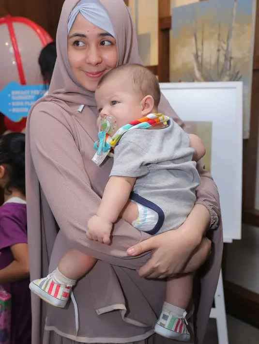 "Aku tahun ini enggak puasa. Coba sih, tapi kasihan dianya. Dia full ASI, jadi nempel terus sama aku. Kemana-mana pasti nempel jadi mesti dibawa. Kalau Arsen kan enggak full ASI kemarin," kata Risty. (Andy Masela/Bintang.com)