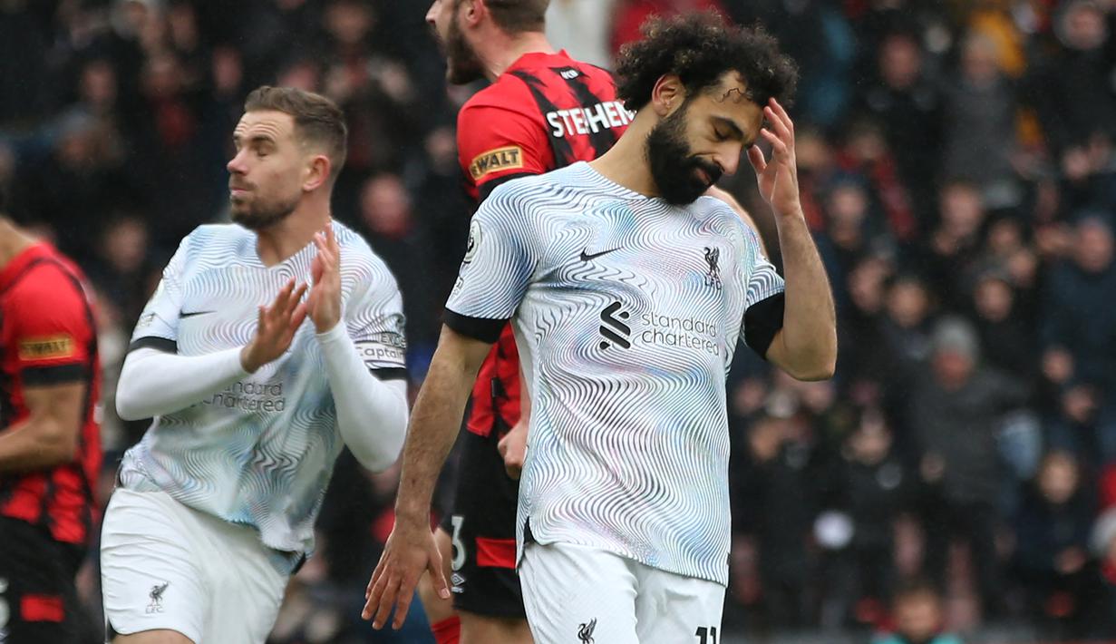 <p>Ekspresi pemain Liverpool, Mohamed Salah (kanan) setelah gagal mengeksekusi penalti dalam pertandingan pekan ke-27 Premier League 2022/2023 melawan Bournemouth yang berlangsung di Vitality Stadium, Sabtu (11/3/2023) malam WIB. (AFP/Steve Bardens)</p>