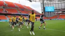 Para pemain Prancis melakukan pemanasan saat mengikuti latihan di Yekaterinburg, Rusia, (20/6). Prancis akan menghadapi Peru paada pertandingan lanjutan grup C Piala Dunia 2018. (AP Photo / David Vincent)