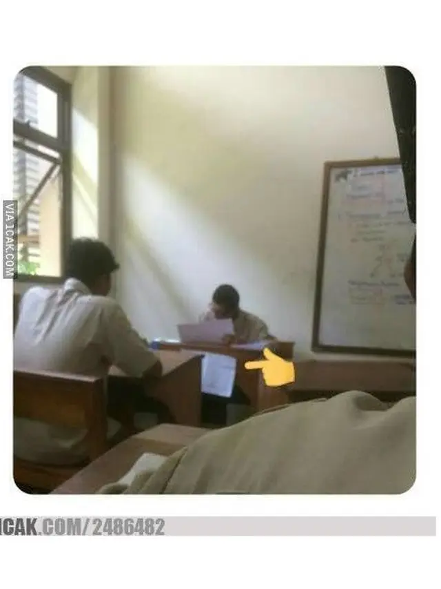 Duh, Cara 6 Orang Menyontek Ini Bikin Ngelus Dada