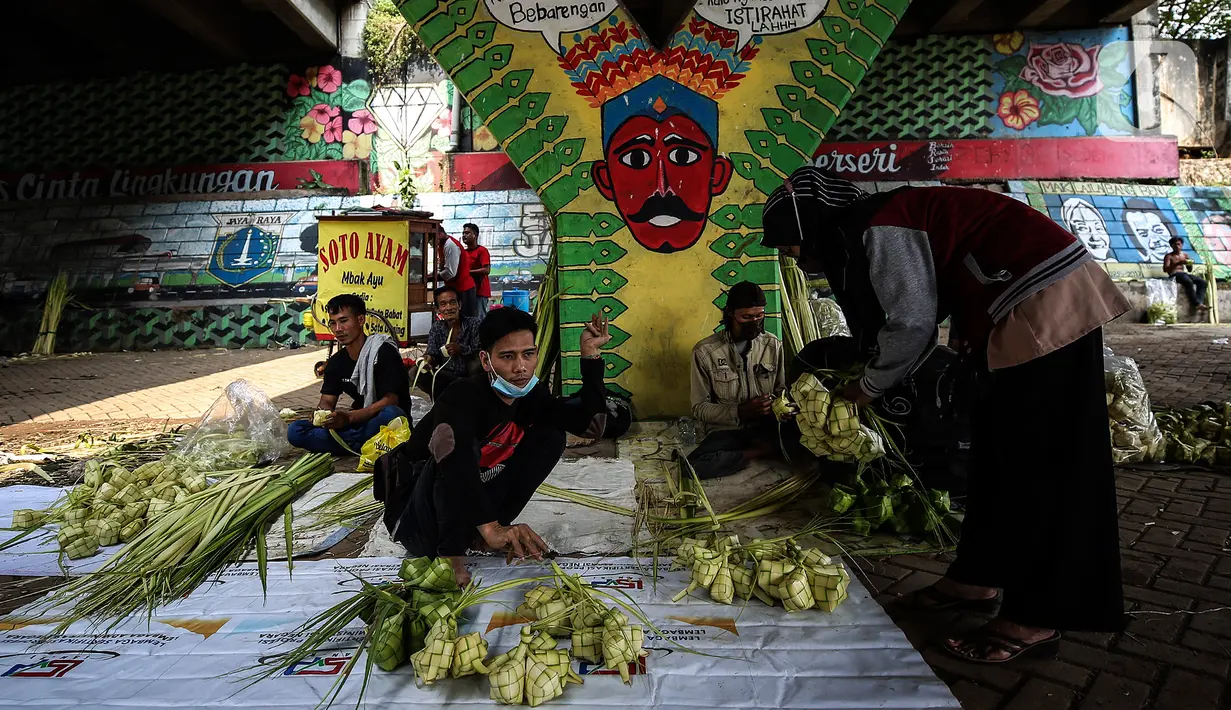 Warga membeli kulit ketupat di bawah kolong jembatan kawasan Pesanggrahan, Jakarta, Senin (10/5/2021). H-3 menjelang Hari Raya Idul Fitri 1442 H, penjualan kulit ketupat mulai marak yang dijual dengan harga Rp 8.000 per 10 buahnya. (Liputan6.com/Johan Tallo)