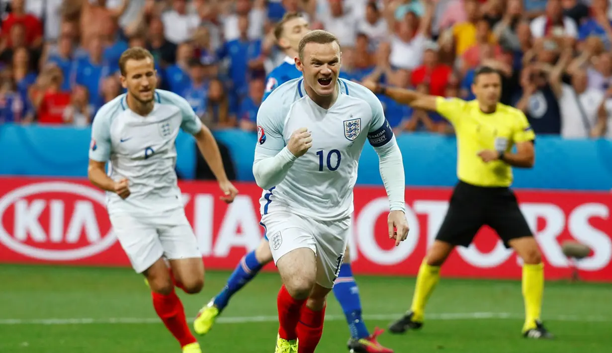 Striker Inggris, Wayne Rooney, setelah mencetak gol ke gawang Islandia pada babak 16 besar Piala Eropa 2016, (27/6/2016). Ini adalah gol ke-53 yang dicetak Rooney bagi Inggris. (Reuters/Kai Pfaffenbach)