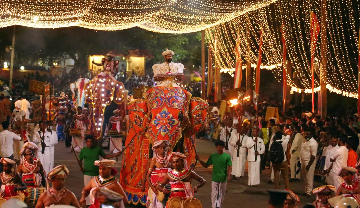 Suasana prosesi tahunan umat Buddha di Kotte Rajamaha Viharaya, Kolombo, Sri Lanka, 29 Agustus 2020. Prosesi tersebut dimeriahkan dengan beragam tarian daerah tradisional dan tarian budaya, serta gajah-gajah yang didandani dengan berbagai kostum mewah. (Xinhua/Ajith Perera)