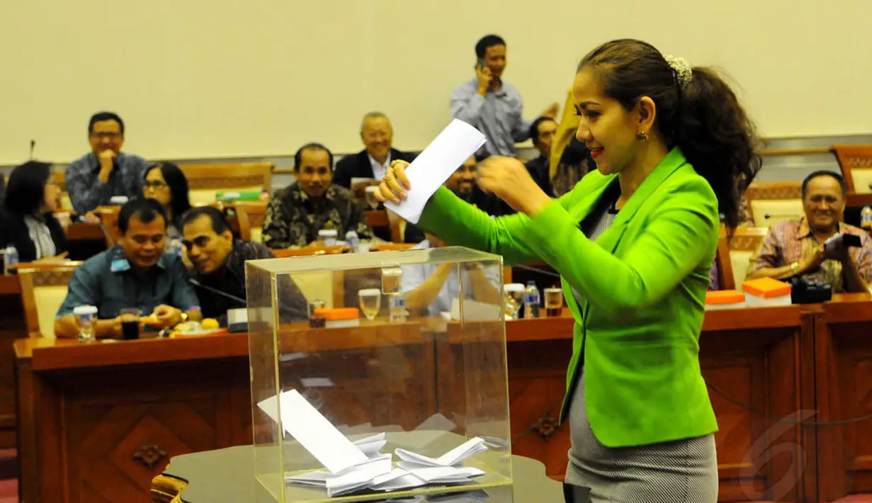 Anggota Komisi III DPR Fraksi Demokrat Vena Melinda saat pemungutan suara untuk pemilihan Calon Hakim Agung, Jakarta, (18/9/14). (Liputan6.com/Andrian M Tunay)
