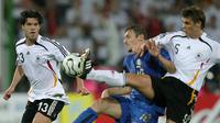 Francesco Totti memperkuat Timnas Italia menghadapi Jerman pada laga semifinal Piala Dunia 2006, di Signal Iduna Park, 4 Juli 2006. (AFP/Oliver Lang)