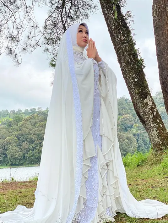 Rilis Single Religi, Ini 6 Potret Lucinta Luna Tampil Berhijab di Video Klip (sumber: Instagram/lucintaluna_manjalita)