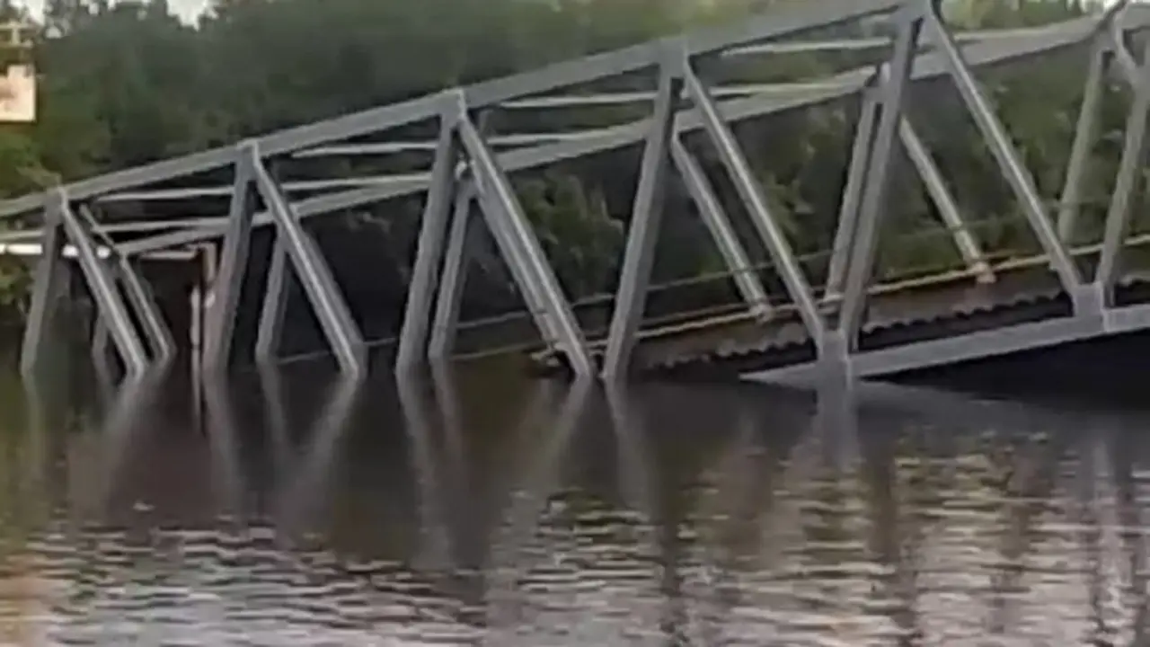 Jembatan di Kepulauan Meranti roboh karena besi dan tiang penyanggahnya keropos sehingga membuat aliran listrik putus total.
