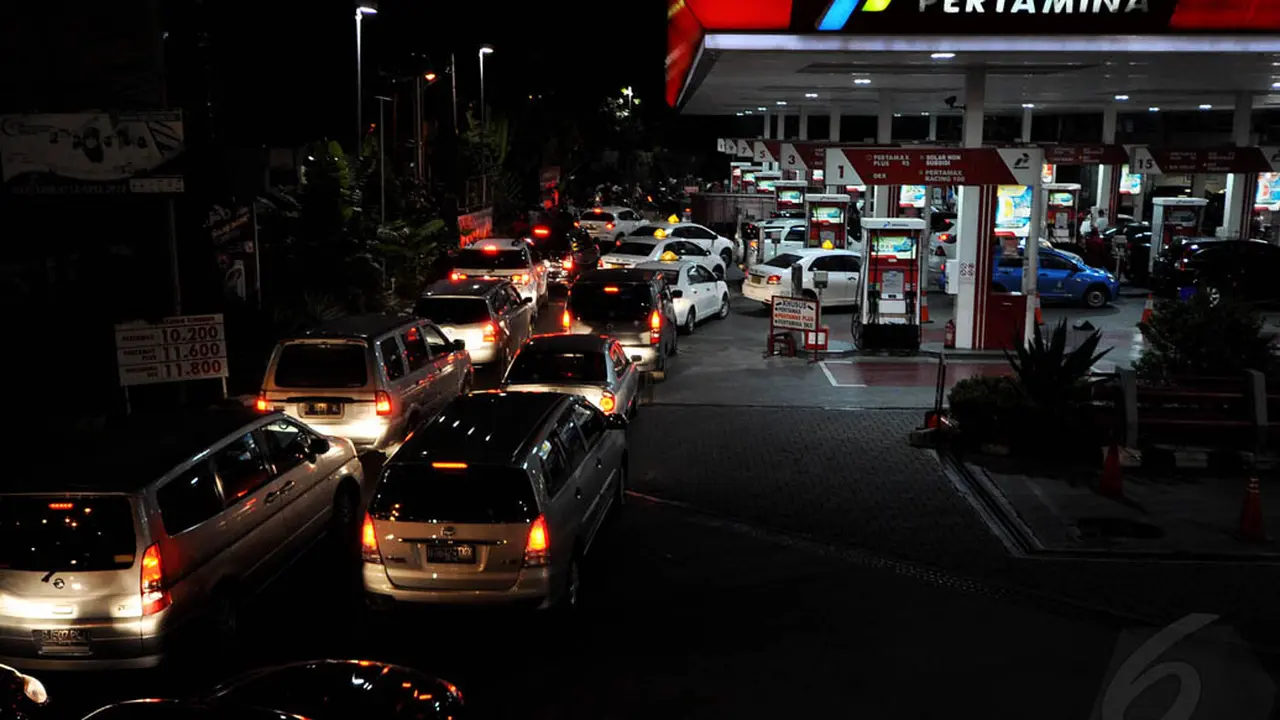  Antrean Kendaraan di SPBU Kuningan Jelang Harga BBM Naik