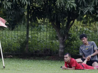 Pemain Persija Jakarta, Riko Simanjuntak, saat mengikuti sesi latihan jelang laga Liga 1 di Lapangan Sutasoma, Jakarta, Jumat (07/12). Persija akan berhadapan dengan Mitra Kukar. (Bola.com/M Iqbal Ichsan)
