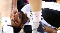 Bintang New Orleans Pelicans, Anthony Davis, mengerang kesakitan usai mengalami cedera engkel saat menghadapi Houston Rockets pada laga pramusim NBA 2016-2017 di Beijing, China, Rabu (12/10/2016). (Bola.com/Twitter/ESPN)