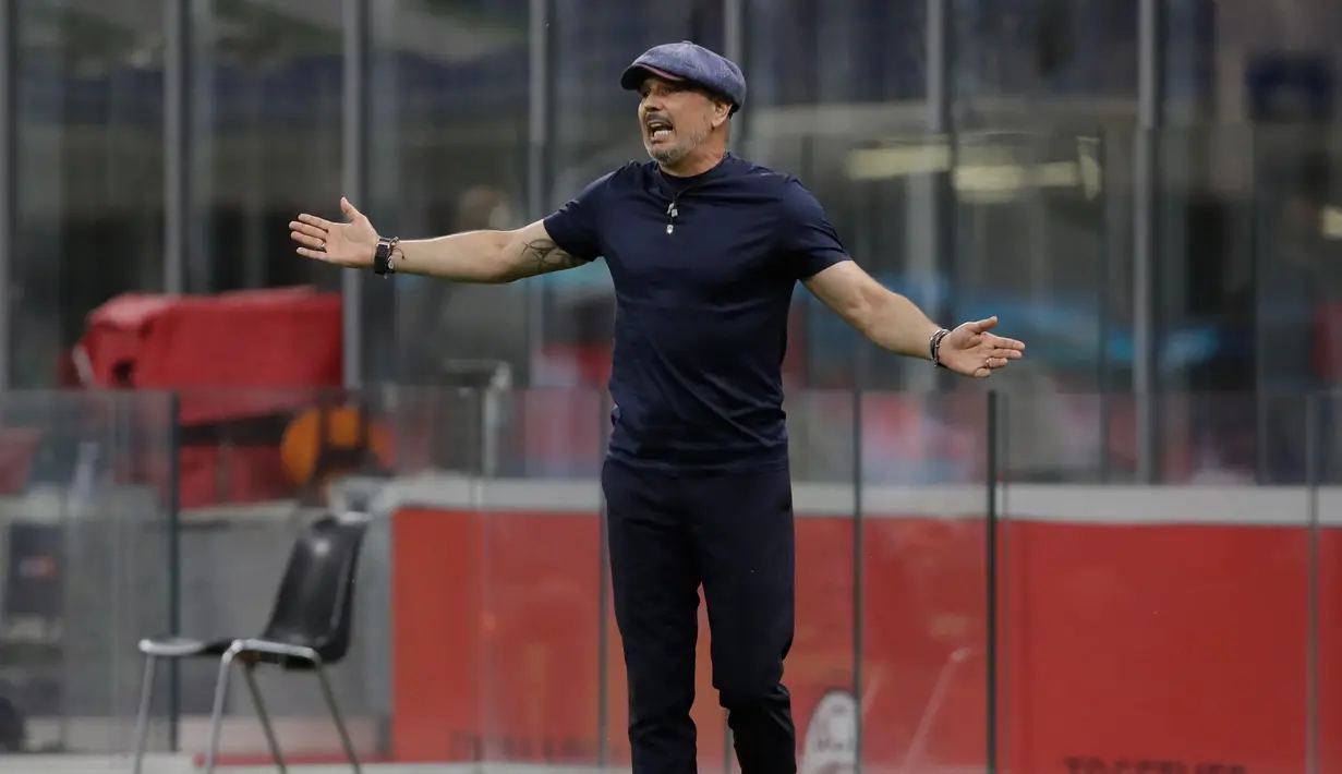 Pelatih Bologna, Sinisa Mihajlovic menginstruksikan pemainnya saat bertanding melawan AC Milan pada pertandingan lanjutan Liga Serie A Italia di stadion San Siro di Milan, Italia, Sabtu, (18/7/2020). AC Milan menang telak 5-1 atas Bologna. (AP Photo/Luca Bruno)