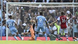 Lima menit berselang, Ferran Torres turut mencatatkan namanya di papan skor sekaligus menggandakan keunggulan City. Bola hasil sepakan kaki kiri Torres dari dalam kotak penalti melesat mulus masuk ke gawang Arsenal. (Foto: AP/Rui Vieira)