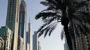 Penampakan Hotel Gevora (kiri) di Sheikh Zayed Road, Dubai, Minggu (11/2). Hotel yang memiliki 528 kamar dan 75 lantai itu pun mengalahkan JW Marriot Marquis Dubai sebagai hotel tertinggi di dunia seperti diberitakan media The National. (KARIM SAHIB/AFP)