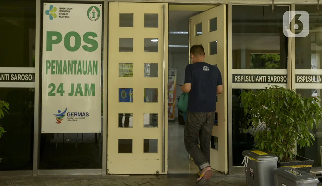 Warga masuk ke Rumah Sakit Penyakit Infeksi (RSPI) Sulianti Saroso, Sunter, Jakarta Utara, Kamis (5/3/2020).  Satu WNA terindikasi virus corona diizinkan pulang setelah hasil pemeriksaan, WNA itu negatif corona. (merdeka.com/Imam Buhori)