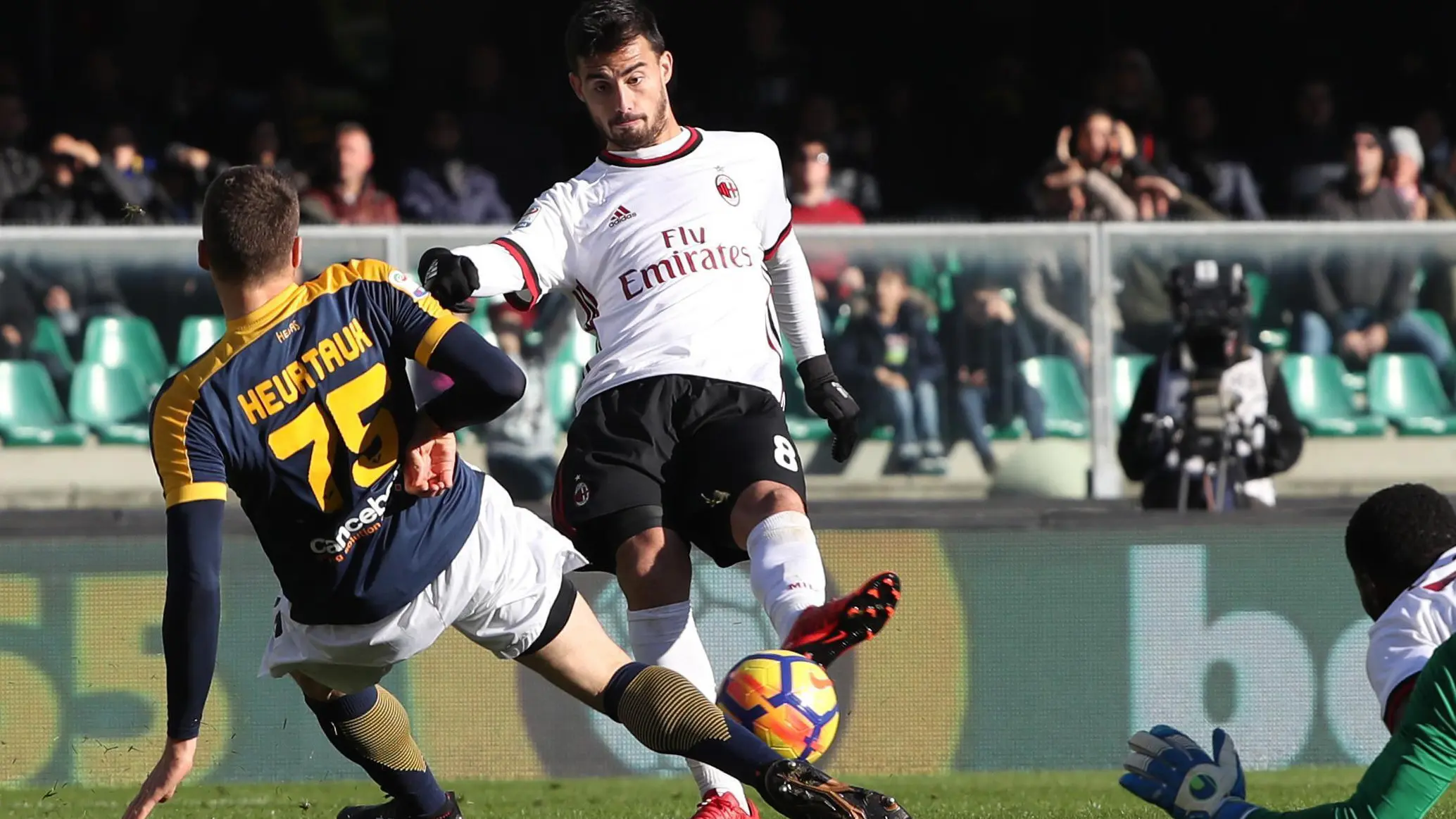 Pemain AC Milan, Fernandez Suso (tengah) melepaskan tembakan saat diadang pemain Verona pada lanjutan Serie A Italia di Bentegodi stadium, Verona, (17/12/2017). Millan kalah 0-3. (Simone Venezia/ANSA via AP)