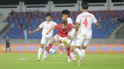 Pemain Timnas Indonesia U-22, Mauro Ziljstra (tengah) dijaga ketat oleh pemain Myanmar U-22 pada pertandingan SEA Games 2025 di 700th Anniversary Stadium, Chiang Mai, Jumat (12/12/2025). (Bola.com/Bagaskara Lazuardi)