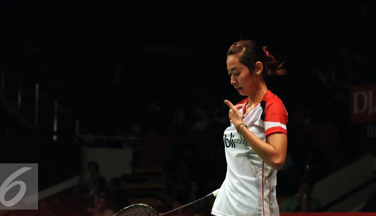 Pebulu tangkis tunggal putri Indonesia, Maria Febe K tertunduk usai gagal meraih poin saat berlaga melawan Pai Yu Po (Taipei) di laga Total BWF Championships 2015 di Jakarta (11/8/2015). Maria kalah 21-18, 21-13, 21-9. (Liputan6.com/Helmi Fithriansyah)